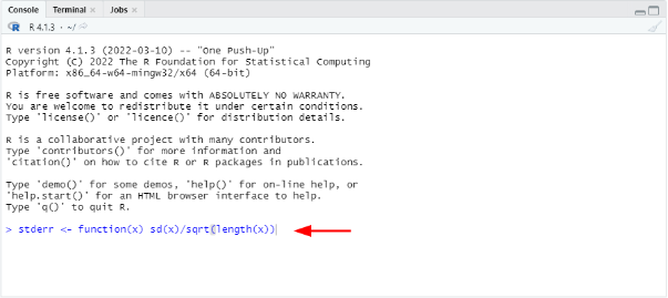 Consola de RStudio mostrando la definición de la función personalizada stderr para calcular el error estándar usando sd y sqrt en R